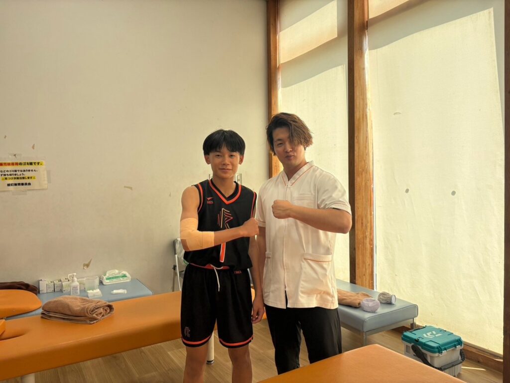 テーピングをして試合に送り出した選手とスタッフのガッツポーズ